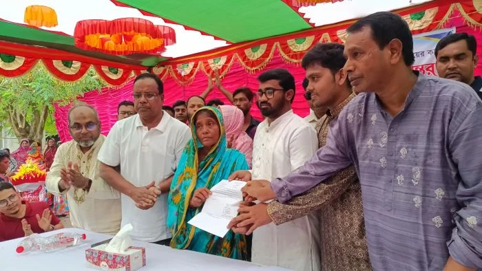 ঝিনাইদহে ভিটেবাড়িহীন মিশন আচার্যের হাতে চাকরির নিয়োগপত্র হস্তান্তর